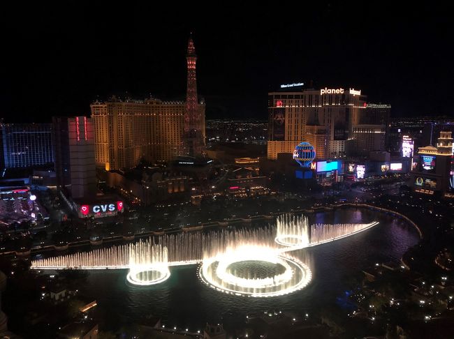 前回のアメリカ旅行から早4年?今年の連休は超大型とのことで、久しぶりにまたアメリカへ行って来ました!<br />前回はグランドサークルを回りましたが、今回は旦那様と旦那様のお母さんも一緒にラスベガス満喫の旅です(^^♪<br />お母さんは初ラスベガスなので、今回は超ベタなラスベガス観光にしました!<br />日程は<br />1日目:ラスベガス(ベネチアン泊)<br />2日目:ラスベガス(ベネチアン泊)<br />3日目:ウィリアムズ(ルート66)→グランドキャニオン泊<br />4日目:セリグマン(ルート66)→ラスベガス(ベラッジオ泊)<br />5日目:ラスベガス(ベラッジオ泊)<br />6日目:ラスベガス(ベラッジオ泊)<br />7日目:ラスベガス(ベラッジオ泊)<br />8日目:ラスベガス出発<br />9日目:帰国<br />って感じです。<br /><br />その1は1日目~3日目まで。<br />お時間あれが、その2も見て下さい!(^-^*)ヨロシク♪