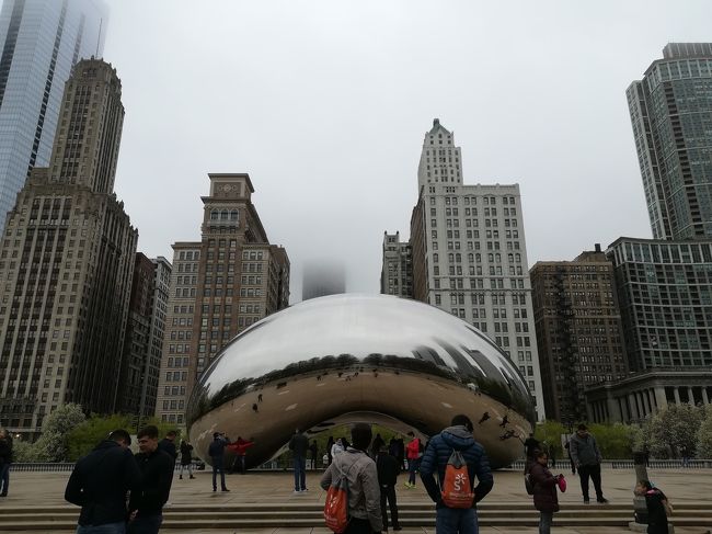 2019年GWは人生初のアメリカ旅行にしました!<br />【旅先決定の経緯】<br />①GW連休の旅行先候補を考える。<br /> 候補の1つ・シカゴは名古屋と共通点がいくつかあるらしい。<br /> 例えば・・・<br /> ★国で3番目の都市。<br /> ★地元愛が強い。(新聞は地元紙、野球は地元チームを応援←でも弱い)<br /> ★B級グルメが美味しい。<br /> …などなど。ふむふむ。<br />②航空券を調べる。<br /> ★EVA航空で安く買える!マイル貯まる!<br /> ★しかも台北で23.5Hのトランジット有るから台北で観光できるじゃん!<br /> はい決定~。<br /> ★あれ?シカゴのお隣ケンタッキー州じゃない?<br /> 同僚に会える!ついでに観光案内してもらお!<br />って感じで決まりました。<br />旅程を組んだら移動だらけになりました。<br />飛行機好きだから良いんです・・・。<br /><br />【旅程(とその旅行記)】<br />・2019/4/27 https://4travel.jp/travelogue/11482379<br /> 移動(名古屋→大阪→台北)<br />・2019/4/28 https://4travel.jp/travelogue/11485263<br /> 観光(行天宮・指圧マッサージ)<br /> 移動(台北→シカゴ)<br />・2019/4/29 https://4travel.jp/travelogue/11485614<br /> 移動(シカゴ→レキシントン)<br /> 観光(国立アメリカ空軍博物館)<br />・2019/4/30 https://4travel.jp/travelogue/11486180 <br /> 観光(コルベットミュージアム)<br /> 移動(レキシントン→シカゴ)<br />・2019/5/01 https://4travel.jp/travelogue/11487593<br /> 観光(シェット水族館・フィールド博物館)<br />・2019/5/02 ★今ココ★https://4travel.jp/travelogue/11488773<br /> 観光(360CHICAGO・シカゴ美術館・スカイデッキシカゴ)<br />・2019/5/03~2019/5/04 https://4travel.jp/travelogue/11488777<br /> 移動(シカゴ→台北→大阪→名古屋)