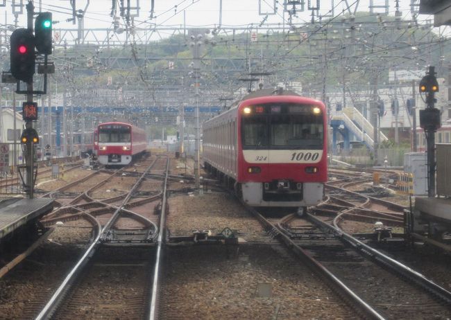 京急の最前列展望席で三崎口へ向かう旅。<br />第5編では横浜市内の金沢文庫駅、金沢八景駅と停車した後、横須賀市内に入りトンネルの続く区間を進んで横須賀市の中心、横須賀中央駅までをレポートします。