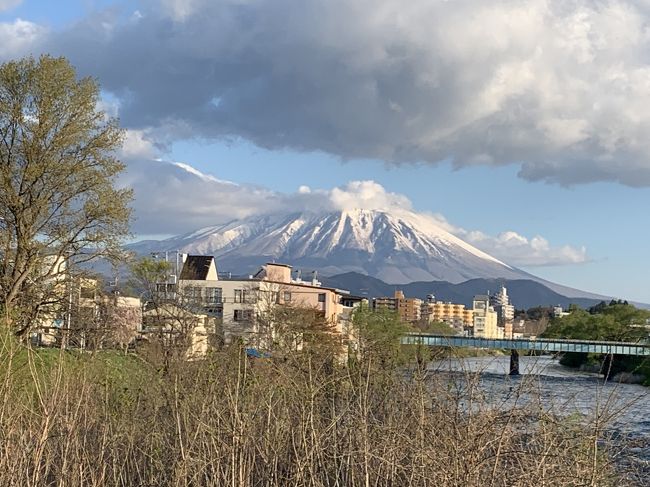 平成から令和に移るGWにほぼ初めての東北のひとり旅に(蔵王や安比高原などのスキー場は行ったことはあったけど)。初めての土地での旅ランとグルメも楽しみに、4泊5日で5県の観光地をまわるいつものことだけど慌ただしい旅でした。<br />4日目は盛岡から角館の武家屋敷を見て次の日に仙台空港から札幌に向かうために仙台市へ。