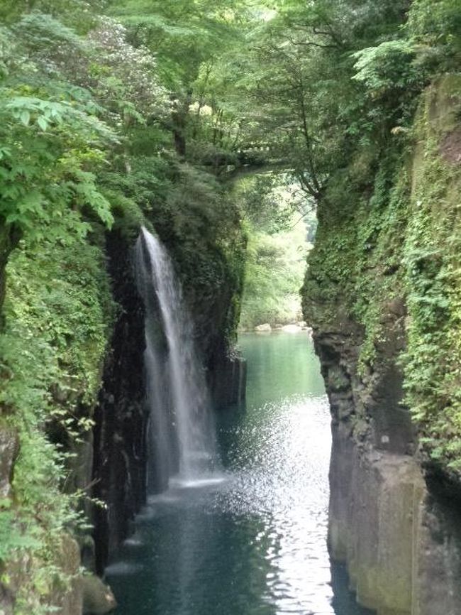 2日目は雨に降られたが　他はほぼ良い天気だった。<br />高千穂峡と阿蘇が晴れてくれたので　ラッキーだった。<br /><br />高千穂峡は　ポスターイメージで　期待が大きすぎて「えっ？　これだけ？」と言う感じだった。<br />確かに綺麗だが一部で　もっと広大かと思っていた。<br />耶馬渓谷も同じだ。<br />でも、念願の高千穂峡を見ただけでも　満足だ。<br /><br />小倉～耶馬渓～別府温泉～高千穂峡～阿蘇山～九重大吊り橋～小倉