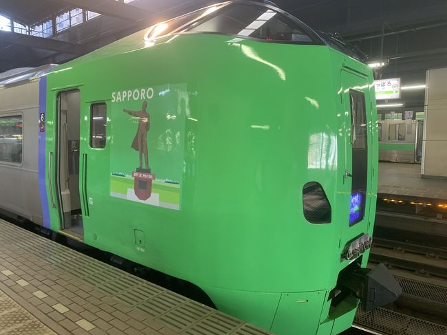 3歳になると飛行機代かかっちゃうのでその前に初の子連れフライト~<br /><br />1日目 札幌観光 (札幌泊 )<br />2日目 小樽観光 (札幌泊 )<br />3日目 旭山動物園・美瑛観光 (旭川泊)<br />4日目 大雪山に登る<br /><br />事前リサーチによると、4月の北海道はどの口コミ見ても景色は雪解け後の茶色・・・でもまだ極寒。と観光には全く不向きな感じ(TдT)<br /><br />季節間違えたかもー!とギリギリまで沖縄に変更しようかと迷ったけど、今回は美味しいものを目的に旅にでることに割り切りました。<br /><br />ですが、行ってみたら雪も残っていて景色はキレイ!でも晴れてて極寒ほど寒くない!食べ物美味しい!のいいこと尽くめで最高の旅になりました。<br /><br />2歳児のイヤイヤさえなければね♪