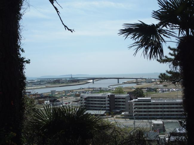 東日本大震災後、日和山公園の映像がたびたび放映されていたっけ…。<br />頂上から望む海ははるか下方で、この場所で難を逃れた人たちの命がけを知りました。<br />花も鳥ものびのびと息づく公園の一角に、斎藤茂吉の歌碑を見つけましたよ。<br /> わたつみに北上川の入るさまの<br /> ゆたけきを見てわが飽かなくに<br />急峻な坂を下りて、ライフル射撃場の様子を確認後、リアスブルーラインをひた走り。<br />雄勝湾周辺の復興に、新たな力を感じてきました。