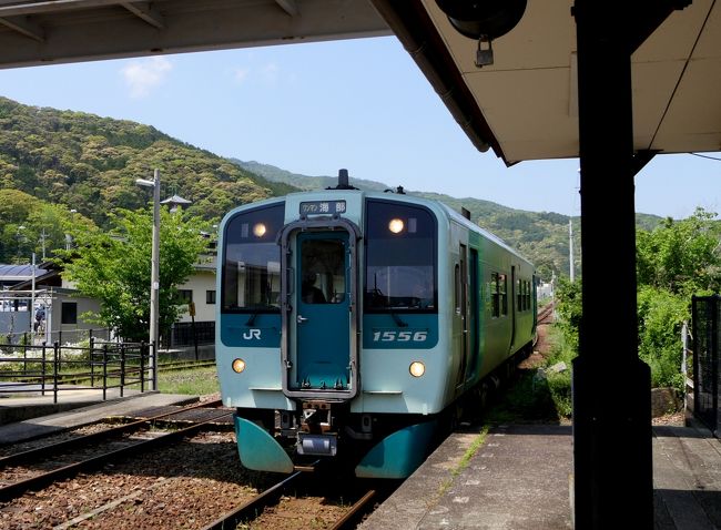 道の駅日和佐で焼きそばで昼食　切符は道の駅で売っていた　1302発海部行きに乗る　結構込んでいて，最初は通路側だった．レールバスなので両方とも緑に包まれてきれいですごい．牟岐駅で窓側に　行きは線路とトンネルばかり撮っていたが，帰りは海や駅のホームを撮影した．だいぶ印象が違うのがわかると思う<br />海部で阿佐海岸鉄道に乗り換え，甲浦に戻った．おもしろかった．<br />さて残り時間　日和佐まで戻って，南阿波サンラインをドライブしてみよう！<br />列車もふくめて2往復半だね<br />1456　日和佐駅の手前で県道147号線に右折