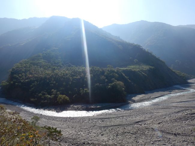 どーも、ひかのすけです<br />今回は、一気に南下して台湾最南端の屏東県へやってきた。目的は屏東小琉球と宝来温泉を目指すこと！！<br />客運とローカルバス，火車，レンタルバイクを駆使して旅した3泊4日<br />感動あり、出会いありの楽しい行き当たりばったり旅へ<br />3日目は何があるのかLet&#39;s Go!!<br />