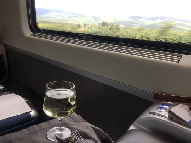 フィレンツェからローマまでの移動。<br />1時間半の移動時間を有効に使うため、車内でランチをとれるフレッチャロッサのエグゼクティブクラスを利用しました。