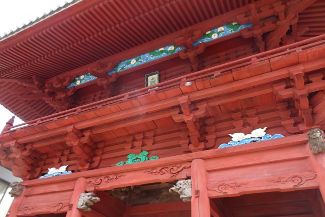 　朱色の大きな門が建っている。<br />　ここが大福寺らしい。<br />　大福寺を象徴する仁王門だ。<br />　地図を手にしてハイキングしている人たちの姿も見える。<br />　健康増進地域でもある。