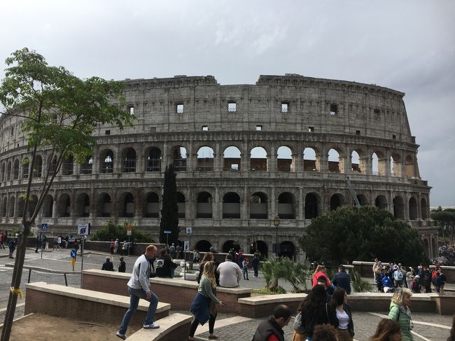 2019年のGWは10連休。イタリアは夏はとても暑そうなので、良い機会だと、気候が良さそうなこの時期に夫婦で行くことに。<br /><br />私は約30年ぶり、夫は初めてのイタリアです。<br />ローマに2泊した後、フィレンツェに移動して2泊、その後またローマに戻りました。<br />ローマもフィレンツェも予報では最高気温は20度から23度くらいだったので暖かいのかな、と思いましたが、現地ではユニクロのダウンを着てる人をたくさん見かけました。朝晩は冷えるからかしら?<br /><br />こちらの旅行記では<br /><br />ソウルからフィンエアーのビジネスクラスでソウルまで。<br />フィウミチーノ空港からホテルまではタクシー、ローマではコロッセオ、あと日本語オプショナルツアーでバチカン美術館。<br /><br />