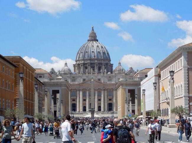 2019年ゴールデンウィークはイタリアで乗り鉄して、ついでに世界遺産とかをチラッと見てきました。<br /><br />タイトルにもなってますが、イタリアまでの往復で利用したのは中国国際航空です。中国の航空会社って言うだけで二の足を踏んでしまうって声もありますが、私の中で中国国際航空に寄せる信頼は非常に厚く、人間の命よりもはるかに重い中華人民共和国のメンツを乗せて飛んでいる航空会社なので絶対に安全だと思ってます。<br />ただ、中国国際航空の何が嫌かって言うと、北京の乗り継ぎに時間がかかる事です。普通の空港なら2時間あれば余裕で乗り継げますが、北京では厳しい事もあります。乗り継ぎに際して手荷物検査とパスポート検査があり、それぞれ長蛇の列が出来てる上、とにかく遅いんです。しかも、空港自体が巨大で、末端のゲートの方は霞んでいて見えないほどです。<br /><br />以前は安かったので何度かお世話になりましたが、北京で乗り継ぎに手間取り、巨大な空港内を全力ダッシュの上に駆け込み搭乗した経験があったので、それから敬遠していたんです。<br />まっ、その時はみんな遅れてて、飛行機の出発時間も遅れたんですけど。。<br /><br />それでも今回、なぜ中国国際航空を選んだかと言うと、圧倒的に安かったからです。ゴールデンウイークの真っ只中に77390円(往復総額所税込み)でイタリアへ連れてってくれるんです。<br />去年はジェットスターのセール価格でオーストラリアのゴールドコーストに行ってきましたが、ほぼ同じ料金で更に遠くまで連れてってくれます。もはやLCC顔負けです。なので、荷物も預けられて、機内食も出てるLCCと割り切って乗る事にしました。<br /><br />このページでは、羽田空港を出発して北京で乗り換えて、ローマに到着。2日目のローマ観光までを記載しています。<br />