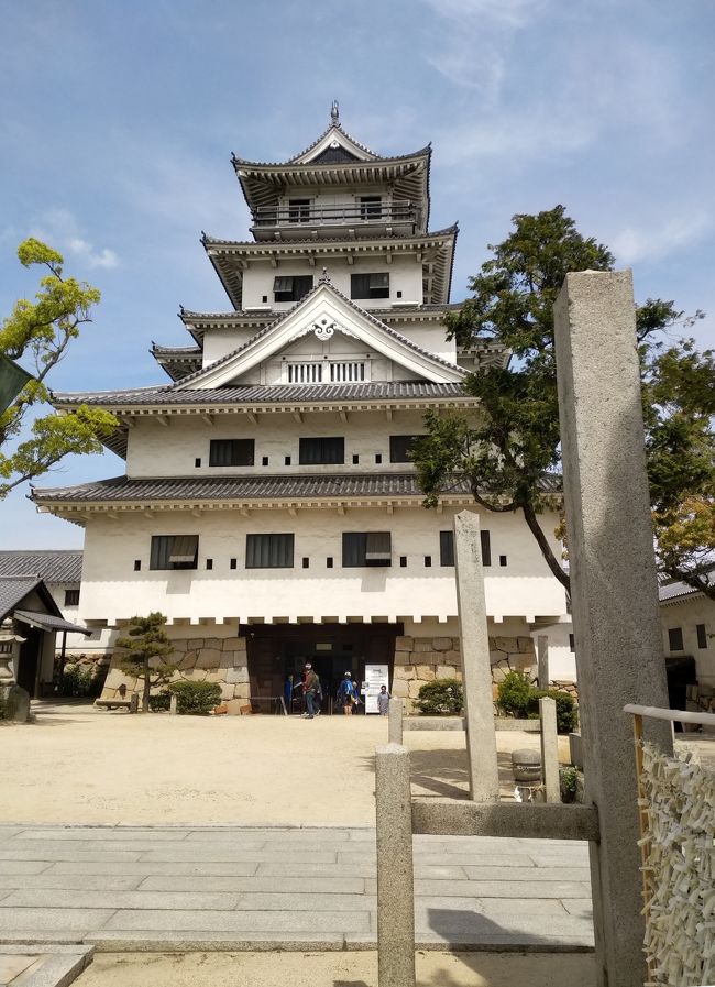 　2019/4/26～4/29に行ってきた、四国旅行の記録です。<br />　今回は四国の現存天守全踏破をテーマに回ってきました。<br /><br />　松山(通過)→伊予大洲(大洲城、臥龍山荘)→宇和島(天赦園、宇和島城)→松山(松山城、湯築城、道後温泉)→今治(今治城)→高松(栗林公園、高松城)→丸亀(丸亀城、中津万象園)→高知(高知城)。<br /><br />　列車で四国を縦横断し、鳥のように余裕なく飛び回っていましたが、無事全ての天守を踏破してきました。<br /><br />　では3日目(今治、高松)。