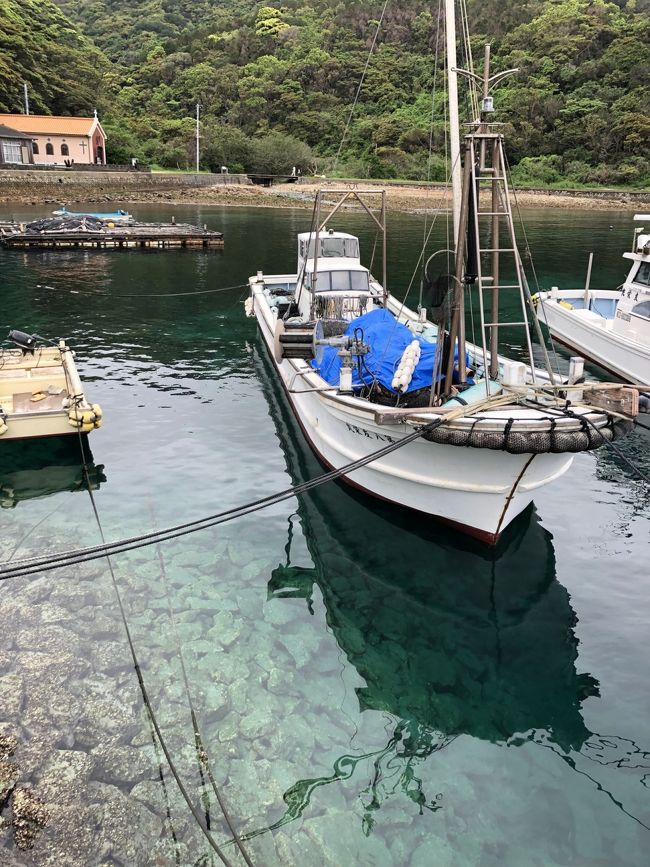 2019年のゴールデンウイークは福岡と長崎・五島列島へ行ってきました。今回の旅で一番のテーマにしているのが、初めて訪れる五島列島。過去に激しい弾圧を受けながらも信仰を守り続けた信者さんたちの祈りの場の美しい教会堂。そして共存する島の皆さんの暮らしとその風景を少しでも感じられたら・・との思いを胸に「五島列島日帰り旅 久賀島集落と奈留島の江上集落をめぐる」コースに参加しました。<br />平成から令和に替わるこの時代に、歴史を感じる福岡・長崎・五島列島を訪れることができて本当に良かったと思う旅でした。<br /><br />行程<br />4月28日 セントレア(フライト・オブ・ドリームズ 見学) ANA3837便で福岡 サンライフホテル 泊<br />4月29日 福岡市博物館 見学 JR九州 かもめ35号で長崎 ホテル ウィングポート長崎 泊 <br />4月30日 長崎港からジェットフォイルで福江港 「キリシタン物語ツアーで久賀島・奈留島」 福江港からジェットフォイルで長崎港 エスペリアホテル長崎 泊<br />5月1日 JR九州 かもめ16号で博多 香椎宮と筥崎宮へ ANA450便で中部国際空港 ~ 帰宅<br /><br />3日目、いよいよ今回の旅のテーマの「祈りの島の久賀島・奈留島」をめぐるツアーに参加しました。