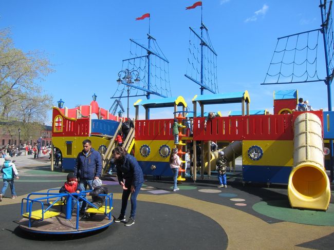 2014年生まれの4歳男児を連れて2度目の海外子連れ旅は<br />「ロシア(ハバロフスク、ウラジオストク)」!!<br />去年は私が倒れて散々な旅行でしたが、今年は3月から親子ともども体調管理を徹底し、用意周到な準備をして臨みました。<br />おかげで旅行中も体調も崩さず、またトラブルにも見舞われず、良い旅となりました。今回は個人手配でビザ取得から行なったので、子連れ旅ならではの準備について備忘録としてまとめておきたいと思います。<br /><br />滞在期間:5泊6日<br />予約方法:宿と航空券と別々に購入<br />宿:1-2日目_HotelVERBA(ヴェルバ、HPより直接予約)、3日目_シベリア鉄道(オケアン号、2等席、ロシア鉄道公式HPより直接予約)、4-5日目_Apartments on 51 Svetlanskaya street(滞在型アパートメントホテル、booking.com)<br />航空券:S7航空(expedia)<br /><br />過保護親的子連れ旅「ロシア」良かったところ:<br />●移動時間が短い(2時間程度)<br />とにかく子どもにストレスをかけたくない、でもアジアでない風景を見たい、という我儘な希望を叶える場所を探していたところ、ありました!それがロシアのハバロフスクとウラジオストク!!航空時間が短く、韓国や台湾よりも早く到着したという印象です。国内か!?というほど近かったので、幼児には最適でした。<br />●食事がとてもおいしい<br />全体的に控えめで優しい味わいの食事が多かったです。都内のロシア料理店の料理は日本人好みに調整されているのかと思っていましたが、今思えば現地の味そのままだったのだなあと驚きました。たぶんロシア料理は日本人の口に合うのだと思います。ボルシチはじめ野菜中心のスープ類や、ヨーグルト・牛乳など乳製品が豊富であることが食生活が乱れず良いです。また、ブリヌイ(クレープ)やペリメニ(一口サイズの水餃子)など、子どもが食べやすいタイプのお料理がどのようなお店でもだいたいあるところも良いですね。<br />●のんびり過ごせる<br />ハバロフスクとウラジオストクはどちらも観光スポットがあまりありません。そのため、親も行きたい場所が少なく、せっかく来たのだからと無理に子どもを連れ回すという事態が発生しません。代わりに、こじんまりとした街の中に、大きめの公園、遊具が充実した公園、ミニ遊園地、ただただ広い広場、海、川…など自然あふれるスポットが近距離に多く集まっており、子連れ向きとしか言いようのない街並みです。また、それぞれの場所は清掃が行き届き綺麗で、そういう意味でも日本人向けと思います。旅行だからといって羽目を外すのではなく、日常の延長線上でのんびり過ごしたいというタイプの家族(我が家)には最高でした。