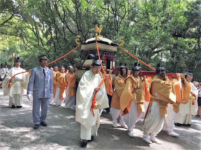 5月のGWを利用して1泊2日で犬山城と熱田神宮に行って来ました。<br />ホテルは金山駅前にあるANAクラウンプラザホテルグランコート名古屋にIHGのポイントで宿泊しました。<br />5月５日（日）熱田神宮では神輿渡御神事（しんよとぎょしんじ）が行われており無事見学することが出来ました。<br />これは神剣が熱田神宮に還った故事にゆかりのある神事のようで、王朝絵巻のような装束で神輿（みこし）を中心に行列を整え、本宮から鎮皇門跡（ちんこうもんあと）の西門まで進み祭りを行います。（参照：熱田神宮の祭典・神事より）<br />このあと熱田神宮では宮きしめんと前日夜には炉辺焼き料理、帰路では名古屋駅でカフェジャンシアーヌのぴよりんを美味しく頂きました。<br /><br />