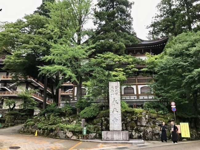 8月の2回目の旅は福井からスタートしました。<br />今回の旅の第一目的は、「夏の徳山鮓」さん@余呉です。<br />せっかく滋賀・余呉まで出かけるので、そのルートとして福井を選んだ第一の目的は「永平寺」に行ってみること。。。<br /><br /><br />寛永2年（1244年）、道元禅師が開いた日本曹洞宗の大本山「永平寺」は、約10万坪の境内に大小約70もの伽藍が建ち並び、現在も約200名の雲水（修行僧）が修行の日々をおくる禅寺です。<br /><br /><br />飛行機か新幹線で金沢へ入って南下することも考えたのですが、今回は●●年ぶりに「夜行バス」を利用して福井までアクセスすることにしました。若い頃にクライアントのお供で奈良まで夜行バスで何度か往復したことがあるので「楽勝！」のつもりでしたが、結構、腰に来ますね（笑）。<br /><br /><br />22時55分に新宿駅を出るバスは、朝6時30分にJR福井駅に到着します。独立3列シートでしたが、飛行機のシートの方が広いかな（汗）。<br /><br /><br />長年の夢だった「永平寺」もようやく訪問できて、楽しい旅のスタートです。<br />階段が多くて疲れましたが、凜とした空気に包まれて背筋がスーーっと伸びるような場所でした。<br />