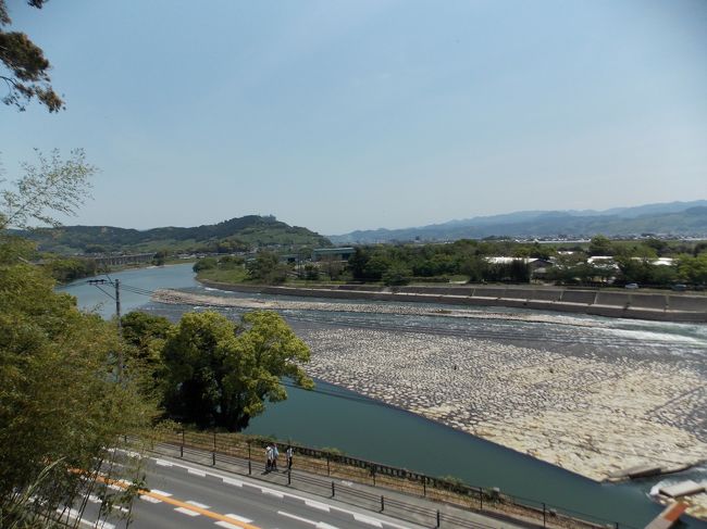 ペシャワール会の中村哲先生が９年の歳月をかけて完成させた<br />山田堰モデル<br /><br />３０年余りペシャワール会に入りその壮大な実行力に圧倒されてきた<br /><br />始めはライ病患者のために履物を作ったり<br />病院を造ったり<br />その後井戸を掘ったり<br />そしてとうとう川を支配するまでに<br /><br />「緑の大地計画」<br />そのモデルとなった福岡県朝倉市の山田堰へ一度は見学しておこうと思ったのでした