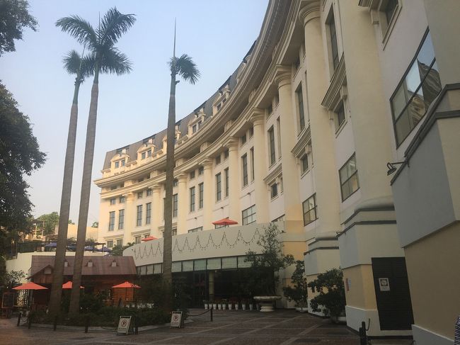 10連休となったゴールデンウィーク、主人と2人でベトナムのハノイに4泊5日の旅に行ってまいりました。<br />ベトナムは2人とも初めて。<br />フライトは羽田からANA、宿泊はヒルトンハノイオペラです。<br />1~2日目の前編です。後編はこちら→https://4travel.jp/travelogue/11491416?preview=true<br /><br />1日目<br />お昼過ぎに到着、夕方水上人形劇を観劇、夕飯はグランマーズ<br />2日目<br />文廟を見学、コトでランチ、フェバに寄り、大聖堂、アジサイ、ルーナムカフェへ、夕飯はエミーズカフェ<br />3日目<br />朝からハロン湾日帰りクルーズ、夕飯はドゥオンズ2<br />4日目<br />朝食はハイランズコーヒー、ランチはクリスタルジェイド、メトロポールでマッサージ、夕飯はレッドビーンセントラル<br />5日目<br />朝食はルーナムビストロ、早めに空港へ<br />午後便で帰宅