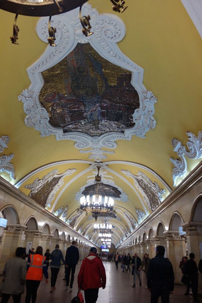 モスクワでの最大の楽しみは地下鉄巡りです。<br /><br />世界中に特徴のある地下鉄はたくさんありますが、その中でもロシアの地下鉄は豪華な装飾で有名です。多くの駅で社会主義の様式に沿った豪華な装飾が施されています。美術館や宮殿のような雰囲気から『地下宮殿』と呼ばれています。<br /><br />モスクワに来たら見ないで帰るなんてもったいない。<br />地下鉄は移動手段だけでなく、素晴らしい見学場所です。<br />モスクワの地下鉄は２分おきに動いているので、地下鉄巡りは待ち時間がなくとても楽でした。<br /><br />この旅行記では地下鉄5号（環状）線の６駅を巡りました。<br />コムソモーリスカヤ駅<br />プロペクト・ミーラ駅<br />ノヴォスロボーツカヤ駅　　<br />ベラルースカヤ駅　　　　<br />キエフスカヤ駅　　　　　<br />パルク・クリトゥルイ駅　<br /><br />旅程<br /><br />５月３日（金）　成田１０：４５発→モスクワ１５：００着<br />　　　　　　　　地下鉄アート巡り<br />５月４日（土）　セルギエフ・ポサード→コローメンスコエ<br />５月５日（日）　クスコヴォ庭園→ゴーリキの家博物館→ルッソ・バルト<br />５月６日（月）　ノヴォデヴィチ修道院・墓地　モスクワ１７：１５発→<br />５月７日（火）　成田０８：３５着　<br /><br />ホテル<br />５月３日～５月４日　ヒルトンモスクワレニングラードスカヤ<br />５月４日～５月６日　メトロポールホテルモスクワ