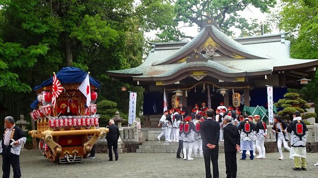 改元行事として、伊丹市の荒牧と鴻池地区で、御大典奉祝だんじり祭が行われました。<br /><br />鴻池神社からダンジリが出て、荒牧の天日神社で合流。2台のダンジリが天日神社から鴻池神社に向かいました。<br /><br />ダンジリ曳航と神社での奉納行事を含めた一日中の行事、その時々に出て行き撮影した写真が多いので3冊になっています。<br /><br />写真は、天日神社の境内で、鴻池地区から来るダンジリを待つ、荒牧地区のダンジリ1基。
