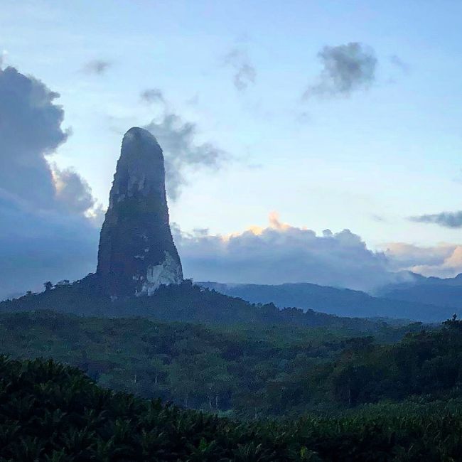 アフリカのギニア湾にうかぶサントメ島とプリンシペ島、その周囲の島々からなる小国サントメ・プリンシペ。大きさは東京都の約半分くらい。<br />そこに行くことを告げると誰もが「どこにあるの？」、そして「何しに行くの？」と聞いてくる。<br />場所はアフリカ、そして目的はサントメ島にある「ピコ・カン・グランデ」という山を見に行くことなのだ。<br /><br />しかし、今年のＧＷはチケットが高い！いろいろ検索して悩みに悩んで次のルートで決定だ！<br />まずは成田発の台北、そして台北からドバイ経由でアンゴラ、さらにアンゴラからサントメだ！遠すぎる！行くだけで２日かかる！<br /><br />さて、今度の旅はどうなることやら。