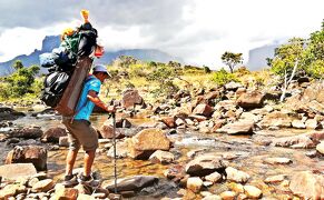 ぷりぷり惡魔の洗礼☆100kmトレッキングは 川渡りから【ロライマ山Trek Day1　クカナンC.】アラフィフ&アラ還のベネズエラ－2