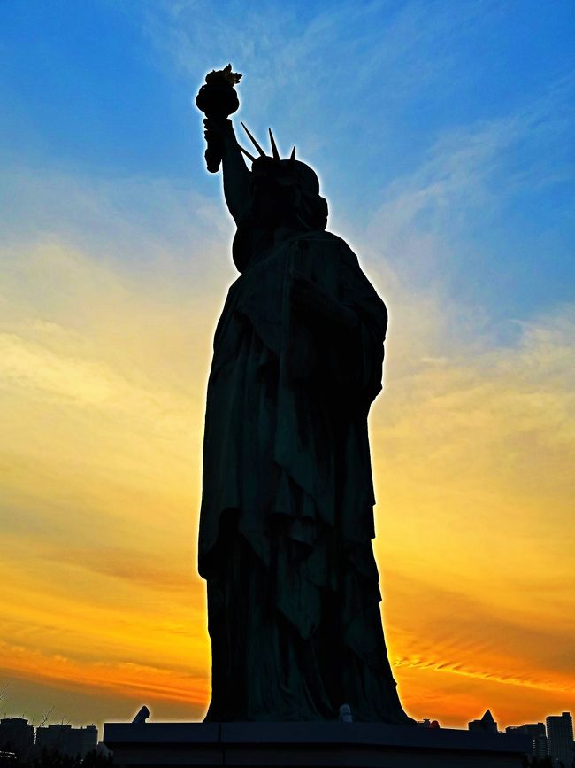 自由の女神像（英語：Statue of Liberty）は、ローマ神話の自由の女神リベルタスをかたどった立像。 <br /><br />アメリカ合衆国ニューヨーク州にあるものが最も有名であるが、パリや像の作者フレデリク・バルトルディの故郷コルマールをはじめ、ボルドーなどを含めフランス各地に点在している。 <br />アメリカでは各地の博物館にもレプリカが収蔵されているほか、各地の広場にも自由の記念碑として女神像が建てられている。<br /><br />東京台場には、パリの自由の女神像が、日本におけるフランス年事業の一環として1998年4月29日から1999年5月9日まで設置されていた。この事業に関しては、1998年4月28日に点火式が行われ、フランスのジャック・シラク大統領、橋本龍太郎首相（当時）などが参加した。この事業が好評を博したため、その後、フランス政府からレプリカの制作が認められフランスのクーベルタン鋳造所にて複製されたブロンズ製のレプリカが2000年に設置された。このフランス政府公認のレプリカは「台場の女神」という別名で呼ばれることも多い。<br />（フリー百科事典『ウィキペディア（Wikipedia）』より引用）<br /><br />「台場の女神」　については・・<br />http://www.yurikamome.co.jp/facilities/382/<br />http://www.fujiyou-koutuu.com/sightseeingspot/%E3%81%8A%E5%8F%B0%E5%A0%B4%E6%B5%B7%E6%B5%9C%E5%85%AC%E5%9C%92/<br /><br />お台場（おだいば）は、東京港埋立第13号地に属する東京都港区台場、品川区東八潮、江東区青海のうち青海南ふ頭公園以北から成るエリアである。<br /> 広義では東京港埋立第13号地全体を指し、さらには同埋立第10号地をも加えて東京臨海副都心地区を指す。 <br />（フリー百科事典『ウィキペディア（Wikipedia）』より引用）<br />