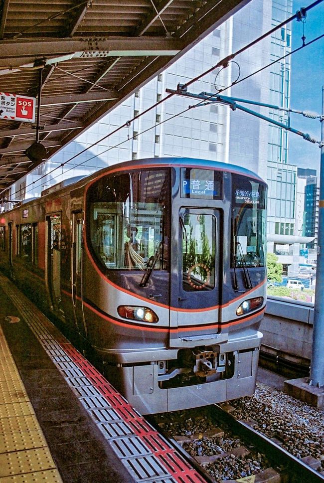 《2019.May》あみんちゅにわか撮り鉄変貌の旅~大阪編~<br /><br />撮り鉄・乗り鉄のどっち?と聞かれると返答に困ってしまうこの私。その理由は車で通うべき職場に電車とバスを利用することらしい。要は車の運転嫌いなんでしょ?だから電車とかバスとか乗って旅行しているんじゃないって…。失礼な(怒)。そら~確かに運転上手くはないかも知れないけれど、年間走行距離はここ数年15,000kmは下らないんですけれど…。その割にはその辺りを走っているバスとか電車の話になると???っていうレベルまで話しているじゃん~。それに未だにフィルムのカメラを持ち歩いているし…。<br /><br />どうやら今のご時世鉄道写真をフィルムカメラに拘って撮影する上に、すべて同じようにしか見えない車両の違いを熱弁することが〝鉄道オタク〟=乗り鉄・撮り鉄という方程式が成り立つらしい…。そんなすったもんだが最近あったことをきっかけに、野暮用を見つけて向かった大阪へいつも旅する時には欠かさないフィルムカメラを持参。加えてせっかく大阪まで行くんだから、未だフィルムを販売しているカメラ屋さんを回ってみよう…。そんなことから今回の旅が始まります。<br /><br />カメラテストを含めおたく・お宅・オタク~受けする旅に行ってきました。それでは〝《2019.May》あみんちゅにわか撮り鉄変貌の旅~大阪編~〟が始まります。<br /><br />令和元(2019)年5月10日金曜日<br />この旅を進めるにあたり前日の帰宅時の守山駅で撮影したものから始まります。そして一夜明けて日が変わり、朝からいろいろと野暮用を済ませてど田舎バス停からバスに乗り、田舎駅へと向かいます。この辺りも〝オタク扱い〟を受けることを承知でやりきる私はやはりB型です♪<br /><br />田舎駅では数枚駅付近をカメラに収めただけで一服もせずにホームに直行します。新快速に飛び乗って座席を確保し、スマホをいじくりながら小一時間の電車の乗客に徹します。そして辿り着いた大阪駅ではもう完全に田舎者状態。出発列車のホームへと向かおうとして番線を間違えたり、入線方向を間違えたりと笑うしかないことをしでかします。僅かな時間のうちに発着する優等列車といえば、特急コウノトリの289系だけだったはずがホームを間違えてしまい撮れなかった…。まあ683系の直流化しただけの電車だし~なんて考えていると36枚のフィルムはあっという間に取り切ってしまい、ここで撮り鉄は終了です。その後野暮用を済ませた後にぶらぶら歩いていると駅前ビルにまだカメラ屋さんが営業されているのを発見。でも今回は中古カメラは仕入れないので見るだけ~で出てきました。そして大阪駅構内をぶらぶら歩いていると…あの有名な〝八百富写真機店〟がありました。大阪駅中央店って知ってそうだけど知らなかった…(汗)ただいきなり目の前に生産完了した富士フィルムの〝SUPERIA X-TRA400〟の海外版36枚撮りが置いてあるじゃ~ないですか!!Amazonでも手に入らなくなったものが山積みになっておりおまけに税込1,480円(驚)。ついでにしばらくご無沙汰だったC200も432円で販売!もう思わず手に取って買ってしまいました。オタクと言われてもいい~、しば~らく店内を時間を忘れてみて回りました♪<br /><br />明日は仕事もあるのでそろそろ帰ることにします。大阪駅から素直に新快速に乗車して45分、あっという間の田舎駅です。そしてこれまたいつもの田舎の赤バスに乗車して15分、ど田舎バス停に到着し、俄か撮り鉄カメラ屋ウォッチングの旅はあっさりと終わります。<br /><br /> 《おしまい》