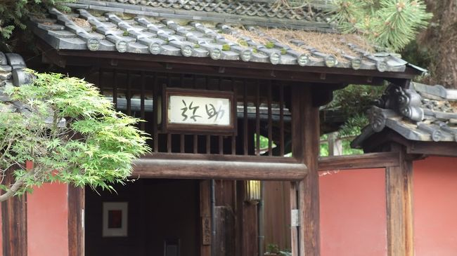 香魚、鮎を食しに吉野下市へ。天然アユを中心に、出まわる時期が限られていることから、初夏の代表的な味覚とされています。香魚とも云われますが、諸説ありますが藻を喰って育ったから、独特な香りがするとしますと益々季節感が出ます。その天然鮎を八百年間提供する、元祖寿司屋さんが奈良吉野下市の「つるべすし弥助」です。