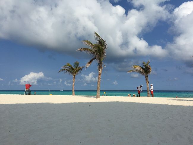 1歳児の娘と一緒に家族3人でカンクン旅行に行ってきました。<br /><br />カンクンの治安ってどうなんだろう?<br />水ってどうなんだろう?<br />虫に刺されても大丈夫かな?<br />お金もどうすればいいんだろう?<br /><br />と思うことはたくさんありましたが、日本からカンクンに行くのは大変だからアメリカにいる今のうちに行った方がいい。<br />というのと、ネットで見るカリブ海がキレイ過ぎる!って言うことで急遽1ヶ月前に旅行に行くことを決めました。<br /><br />もともと行く予定がなかったのでガイドブックなし。<br />下調べもあまりできていない。<br />お金もアメリカドルだけ。<br /><br />っていう状態でメキシコに向かいました。<br /><br />1日目 オヘア空港 → カンクン空港<br /> ククルカンプラザ<br /> プール、ビーチ、ラ・イスラ・ショッピングヴィレッジ<br /> <br />2日目 プール、ビーチ、ラ・イスラ・ショッピングヴィレッジ<br /><br />3日目 プール、ビーチ、ラ・イスラ・ショッピングヴィレッジ<br /><br />4日目 カンクン空港 → オヘア空港<br /><br /><br />基本的にホテルのプールとビーチとライスラショッピングヴィレッジしか行っていません。<br />なのでガイドブックは必要なかったです。