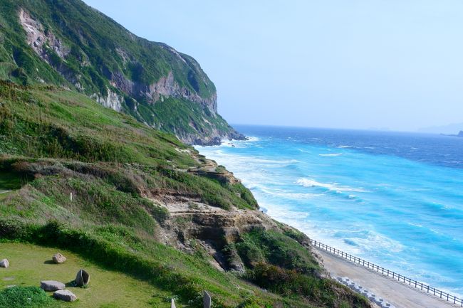 令和初日をめがけた訳ではないのですが、５月１日から島めぐりへ出発。伊豆大島と新島を2泊3日で回ってきました。能登半島ひとり旅後、中１日で次の旅行へ。ＧＷ満喫しすぎ？笑<br /><br />伊豆大島の次は、東京から南に１６０キロの新島へ初上陸。強風に悩まされましたが、景色はサイコーでしたよ！<br />新島の移動手段は、当初レンタサイクルを予定していましたが、強風すぎて途中で徒歩に切り替えました。<br /><br />レンタサイクル借りるなら、電動のほうがいいかもしれないです。坂道が多いので。<br /><br />行程は以下のとおり。<br />１日目：竹芝桟橋→伊豆大島（高速ジェット船）<br />２日目：伊豆大島→新島（高速ジェット船）<br />３日目：新島→竹芝桟橋（高速ジェット船）<br /><br /><br />