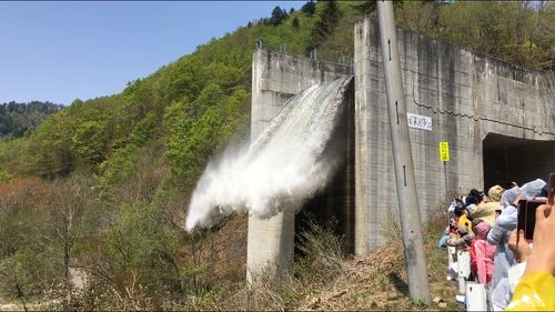 みなかみ3ダム・春の点検大放流～藤原、奈良俣、矢木沢ダム』群馬県の旅行記・ブログ by emi_uさん【フォートラベル】