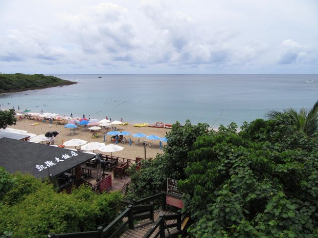 GWに高雄→墾丁→枋寮→知本温泉→高雄と夫婦で出かけました。<br />今回の目的は台湾最南端に行くこと、墾丁で泳ぐ事、温泉に入るというテーマで計画を立てました。<br /><br />4月27日 成田→【TIGER AIR】→高雄国際空港→【MRT】→高雄駅→【MRT】→新左営駅→【墾丁快線】→墾丁(小湾)<br /><br />4月28日 墾丁<br /><br />4月29日 墾丁→【チャーター】→船帆石→鵝鑾鼻公園→台灣最南點→龍磐公園→風吹砂→港口吊橋→佳楽水瀑布→墾丁<br /><br />4月30日 墾丁→【墾丁快線】→坊寮→【台鉄南廻線】→知本→【タクシー】→知本温泉<br /><br />5月1日 知本温泉→東台飯店(日帰り温泉)→知本温泉<br /><br />5月2日 知本温泉→【タクシー】→知本→【台鉄南廻、屏東線】→高雄<br /><br />5月3日 高雄→【MRT】→高雄国際空港→【JAL】→成田空港