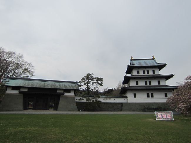 ＧＷ後半に函館に行ってきました。桜がまだ残っていたので、この時期ならではの旅行となりました。３日目の午後以外は天気にも恵まれ、気持ちよく過ごせました。<br />日程は概ね以下のようになってます。<br />１日目：函館空港、五稜郭、函館駅周辺、ベイエリア（昼）、函館山<br />２日目：元町（朝）、函館駅周辺、谷地頭、函館競馬場、どつく周辺、元町（夜）<br />３日目：朝市、松前、トラピスト修道院、大沼、四稜郭、トラピスチヌ修道院、ベイエリア（夜）<br />４日目：朝市、五稜郭、函館空港