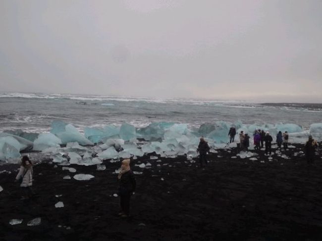 2017年にアイスランド旅行に行きました。<br />毎日オーロラチャンスがあり、大自然も回るツアーに参加しました。<br /><br />4日目はヴァトナヨークトル氷河、スカフタフェトル氷河へのハイキング、ヨークサルロン氷河湖などに行きました。<br /><br /><br />出発前にホテルの裏手でも氷河見て、帰ってからも見に行って、拾ってきた氷河で晩酌もしたので氷河ざんまいです。
