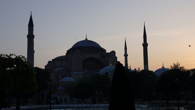 思い立ったのは、昨年の4月。アイルランドを旅して自然、<br />ケルト文化に触れたり、美味しいお酒が飲みたーい!という思いのもと、<br />予定を立て始めた本旅行。<br /><br />スタアラで安い航空券が無いか探していたところ、ターキッシュ航空が!<br />ストップオーバーでイスタンブールに滞在して最終目的をダブリンとして<br />行ってみることに♪ポチっとしてしまいました。<br />10連休の公休となる前の予約で、価格が高騰する前でよかった~<br />十分にリフレッシュできた旅でした~<br /><br />本旅行のざっくりスケジュールは以下(本記事は★箇所です)です。<br /><br />★4月28日 TK53 成田21:40発<br />★4月29日 イスタンブール 3:40着、市内観光 イスタンブール泊<br />4月30日 イスタンブール滞在・宿泊<br />5月1日 TK1997 13:05発 ダブリン15:35着 <br /> 空港からキルケニーにバス移動 空港17:30⇒キルケニー着20:20 <br /> キルケニー泊<br />5月2日 終日キルケニー観光 ダブリンへバス移動16:50発⇒18:45着 <br /> ダブリン泊<br />5月3日 グレンダーロッホ観光、ダブリン市内でサッカー観戦 <br /> ダブリン泊<br />5月4日 終日ダブリン観光 アイリッシュダンス、歌のショー見学。<br /> ダブリン泊<br />5月5日 市内観光 & 帰路 TK1978 <br /> ダブリン16:10発 イスタンブール22:55着<br /> TK52 イスタンブール1:40発 成田19:10着<br /><br />=価格は以下でした。<br />航空券 成田⇔ダブリン(往路イスタンブールで出国):100,500円<br />ホテル イスタンブール2泊分 10,000円<br /> キルケニー1泊分 6,000円<br /> ダブリン 3泊分 32,000円<br /> (土日分が割高に・・涙・)<br />