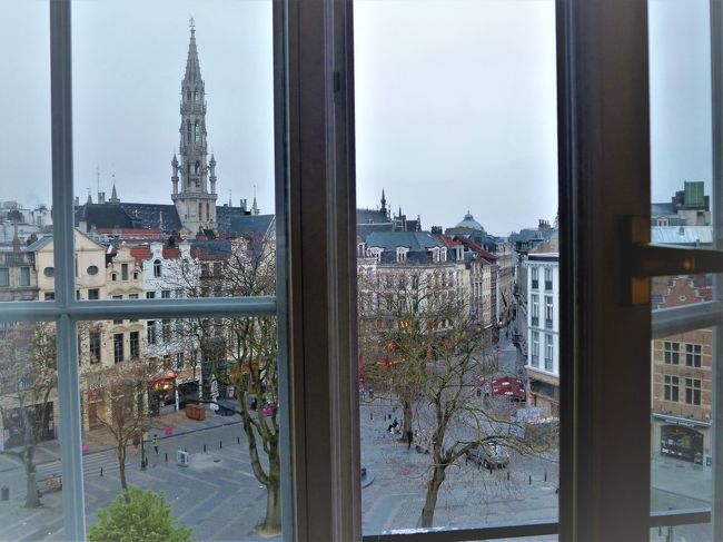 　ブリュッセル旅行に`グランプラス`の間近にある(徒歩1分)アゴラ広場に宿泊しました(途中、オランダのアムステルダにも寄りました)。窓から石畳の広場全体が見えています、向うにブリュッセル市庁舎のゴシック様式の塔が♪、カフェ(ビール可！)やレストランの切妻屋根建物も(^^)<br />　アゴラ広場背後(ホテルの裏側？)のドンキホーテとサンチョパンサの像大通りには観光バス乗降り場が！　また、アゴラ広場はグランプラスとブリュッセル中央駅(駅直結のショッピングセンターGALERIE HORTAを通れば徒歩3分)の間にありますので便利;ブリュッセル⇔ベルギー各地の観光！　また、ヨーロッパで最も古いギャルリー・サンチュベール(徒歩1分！で、ベルギー産チョコレートが有名)、一対の塔が持ち味の建物である聖ミッシェル大聖堂には徒歩8分です。<br />　実は、以前にも(2015.5)同じホテルにも泊まったことがあるのですが、その時は窓に`ドンキホーテとサンチョパンサの像`が見える部屋へ,,今回の窓辺にアゴラ広場/市庁舎の塔が良かったです;朝早く(時差？)から夜遅くまで見える眺望が♪