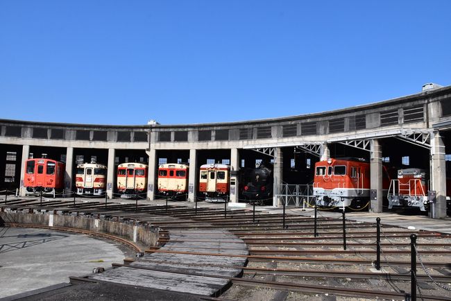 昭和11年（1936）津山駅西側に設置された「旧津山扇形機関車庫」は、機関車を収納する庫（くら）として17線を有していました。<br />「転車台」は機関車の方向転換と併せて機関車を機関庫へ収納するときに使用されました。<br />これらの鉄道施設は「SL（蒸気機関車）時代」を象徴するもので、平成28年（2016）より構造物の保存・展示と併せて「鉄道文化遺産」を紹介する「津山まなびの鉄道館」となりました。<br /><br />日本全国を走っていたSLは昭和50年（1975）に現役から退きましたが、かっちんの学生時代に旅をした昭和40年代に、SLの佇む扇形機関車庫や無煙化に先だったDF50ディーゼル機関車などを何となく覚えています。<br />この旅行記では、鉄道館の紹介しながら、当時の思い出や保存車両と同じ形式に出会ったときの写真も掲載します。<br /><br />なお、旅行記は下記資料を参考にしました。<br />・津山まなびの鉄道館パンフレット、保存車両の解説案内板<br />・JR西日本 NEWS RELEASE「春季臨時列車の運転について」、2019.1.18岡山支社<br />・ゆるキャラグランプリ実行委員会「くまなく・たびにゃん」<br />・北海道ファンマガジン「日本最後の石炭輸送専用鉄道が消える！釧路「太平洋石炭販売輸送 臨港線」が廃止へ」<br />・Wikipedia「50系客車、キハ33、キハ52、DF50、DD13、DD51、DD16」「補充券、マルス、改札鋏」「閉塞」「津山線」<br />