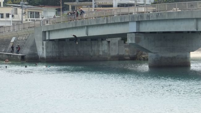 毎年沖縄には2～3回行きます。訪沖すると必ず献花に行くのが「ひめゆりの塔」です！<br />献花を終えてからR331を南下して南城市に在る奥武島に掛る橋の手前左に在るもずくそばの店「くんなとう」でそばを食べます。モズク天ぷらそばがお勧めです！！<br />奥武島に掛る橋の上からは地元の子供たちが海にダイブしていました！<br />沖縄はもう夏でした！！