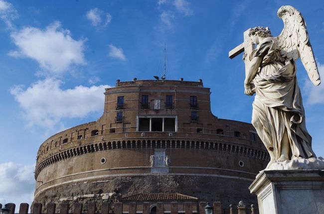 イタリア本土（シチリア島を除く）の全世界遺産を4回に分けてレンタカーで周遊しました。<br />今回の旅行記は、その2回目となります。期間は、往復の国際線を合わせて、10日間。<br /><br />訪れた世界遺産は、バチカン市国が1カ所、イタリアが12カ所の合計13世界遺産です。<br />1つの世界遺産で複数の登録リストがある場合、複数のリストを訪問しても、1か所の訪問としているため、実際に訪問した世界遺産リストの数は、20か所を越えています。<br /><br />前回（1回目）に訪問した世界遺産は、以下の11カ所なので、今回と合わせて23カ所／42カ所（本土のみ）とバチカン市国の1か所となります。<br /><br />前回【1回目】約7日間（ドイツ、スイス、フランス、イタリアと周遊したため、全行程15日間中、イタリア訪問期間は約7日間）<br />01. ジェノヴァ：レ・ストラーデ・ヌオーヴェ とパラッツィ・デイ・ロッリ制度 - (2006年、文化遺産)<br />02. ピサのドゥオモ広場 - (1987年、文化遺産)<br />03. フィレンツェ歴史地区 - (1982年、文化遺産)<br />04. トスカーナ地方のメディチ家の邸宅群と庭園群 - （2013年、文化遺産）<br />05. モデナの大聖堂、トッレ・チヴィカとグランデ広場 - (1997年、文化遺産)<br />06. ヴェネツィアとその潟 - (1987年、文化遺産)<br />07. ドロミテ - (2009年、自然遺産)<br />08. レーティシュ鉄道アルブラ線・ベルニナ線と周辺の景観 - (2008年、文化遺産) スイス共通<br />09. ヴァルカモニカの岩絵群 - (1979年、文化遺産)<br />10. レオナルド・ダ・ヴィンチの「最後の晩餐」があるサンタ・マリア・デッレ・グラツィエ教会とドメニコ会修道院 - (1980年、文化遺産)<br />11. サン・ジョルジョ山 - （イタリア国内に2010年拡大）<br /><br />今回【2回目】10日間<br />01. バチカン市国 - (1984年、文化遺産)<br />12. ローマ歴史地区、教皇領とサン・パオロ・フオーリ・レ・ムーラ大聖堂 - (1980年、文化遺産) バチカン市国共通<br />13. カゼルタの18世紀の王宮と公園、ヴァンヴィテッリの水道橋とサン・レウチョ邸宅群 - (1997年、文化遺産)<br />14. ナポリ歴史地区 - (1995年、文化遺産)<br />15. ポンペイ、エルコラーノおよびトッレ・アヌンツィアータの遺跡地域 - (1997年、文化遺産)<br />16. アマルフィ海岸 - (1997年、文化遺産)<br />17. パエストゥムとヴェリアの古代遺跡群を含むチレントとディアノ渓谷国立公園とパドゥーラのカルトジオ修道院 - (1998年、文化遺産)<br />18. マテーラの洞窟住居 - (1993年、文化遺産)<br />19. アルベロベッロのトゥルッリ - (1996年、文化遺産)<br />20. デル・モンテ城 - (1996年、文化遺産)<br />21. ヴィッラ・アドリアーナ(ティヴォリ) - (1999年、文化遺産)<br />22. ティヴォリのエステ家別荘 - (2001年、文化遺産)<br />23. チェルヴェテリとタルクィニアのエトルリア墓地遺跡群 - (2004年、文化遺産)<br /><br />旅のスケジュールは、以下の通りです。<br />今回の旅行記の部分は★印で示しています。<br />今日のメトロ＆徒歩ルートMapを最初に掲載しました。<br />ローマの主要観光スポットを2日間で巡る効率の良いルートだと思いますので、参考にしていただければ幸いです。<br /><br />01日目 成田→パり→ローマ<br />02日目 バチカン美術館（システィーナ礼拝堂「最後の審判」）→サン・ピエトロ広場→サン・ピエトロ大聖堂（ミケランジェロのクーポラからの眺望）→★サンタンジェロ城→★ナヴォーナ広場（「ムーア人の噴水」/ベルニーニ作「４大河の噴水」/「ネプチューンの噴水」→★パンテオン→★トレヴィの泉→★スペイン広場（「バルカッチャの噴水」）<br />03日目 カゼルタの18世紀の王宮と公園（ディアナとアクタイオンの噴水（パオロ・ペルシコ、ブルネッリ、ピエトロ・ソローリの彫刻）／アフロディテとアドニスの噴水／イルカの噴水／アイオロスの噴水／セレスの噴水／ヴァンヴィテッリの水道橋→ナポリ国立考古博物館<br />04日目 Castel dell&#39;Ovo→ヌオーヴォ城→王宮→ポンペイ<br />05日目 アマルフィー海岸→パエストゥム<br />06日目 マテーラの洞窟住居→アルベロベッロのトゥルッリ→デル・モンテ城<br />07日目 ヴィッラ・アドリアーナ→ティヴォリのエステ家別荘<br />08日目 タルクィニア（モンテロッツィのネクロポリ）→チェルヴェーテリ（バンディタッチャのネクロポリ）→ローマ（コロッセオ→コンスタンティヌスの凱旋門→フォロ・ロマーノとパラティーノの丘→真実の口）<br />09日目 ローマ→フランクフルト→<br />10日目 成田<br /><br />最後に1回目と2回目の周遊Mapをつけましたので、参考にしていただければ幸いです。