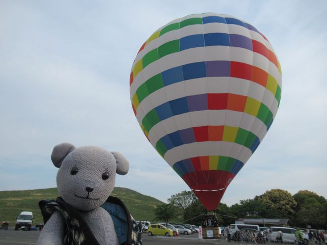 今年の山口県の観光イベントは、絶景押し。<br />角島や元乃隅神社といったここ何年かの人気のスポットの他に、目玉イベントとして、秋吉台で５月と６月初めの土日限定で熱気球が上がります。<br />せっかくなので、イベント２回目の朝一番を狙って行ってみましたが、前日の初日に地元ニュースでやったせいか、朝から行列と人気イベントとなっていたのでした。<br />朝７時から１０時までの営業（受付は６時４５分から）なんですが、５月１２日は、朝７時４０分過ぎには受付終了となっていました。<br /><br /><br />２０１９年の山口県の観光キャンペーン「YAMAGUCHI MAGIC！」<br />https://yamaguchi-magic.jp/