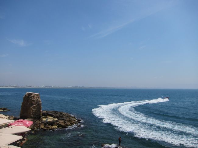 ゴールデンウィークを利用して、イスラエル・ヨルダンを旅しました。<br />まだ本格的に暑くなる前のベストシーズンだったので、とても楽しい旅行となりました。<br /><br />1日目・・・中国の成都で12時間の乗り継ぎ時間があったので空港近くのホテルで休憩をして、少しだけ成都を観光。<br />2日目・・・イスラエル・ペングリオン空港に到着後、列車で世界遺産の町アッコへ。その後、電車、バスを乗り継ぎティベリアへ。