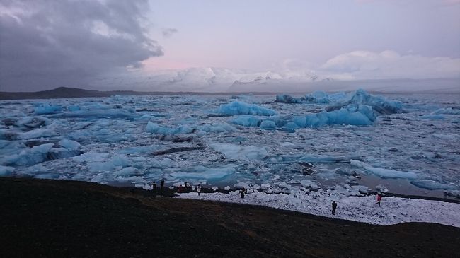 1泊2日の南アイスランドを横断する、氷の洞窟を巡るツアーにて。二日目の朝に訪問した氷河湖です。<br />朝10時頃の夜が明けつつも、決して人が踏み入れない静寂と厳寒に包まれてひっそりと私たちを迎えます。