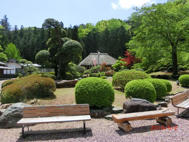中間点で待ち合わせして小川町近辺を観光<br /><br />熊谷の旅仲間と待ち合わせをして小川町を中心に<br />東秩父村から嵐山町をOUTBACKと言う座高の高いお大きな車で周りました。<br /><br />下見をしてくれたそうで、先ず東秩父村の和紙の里、<br />昼食後、嵐山渓谷、小川町の見晴らしの丘に行きました。<br /><br />和紙の里のポピーは満開でしたが皆野町の天空のポピーは未だだとのことで行きませんでした。<br /><br />和紙の里は道の駅と一緒になっており無料で食事、ショッピング、展望ができる広い敷地でした。<br />ただ和紙の製造工程の見学もできるんですが今日は製造はしていなかったし説明はありませんでした。<br /><br />小川小学校の廃校跡も子供の頃を思い出す平屋の小さい学校でした。<br />最後の見晴らし台は子供のローラーすべり台があるのでどうかなと思いながら上がって行ったが見晴らし台からの展望は良かった。<br /><br />今年のゴールデンウィークは前半が雨などで1日遅らせたが<br />五月晴れで暖かく、楽しく旧交を温めれました。