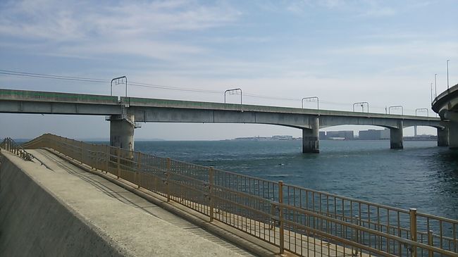 ご覧戴きましてありがとうございます。<br /> 2019年5月12日の日曜日は名鉄こと名古屋鉄道で発売されている「まる乗り1DAYフリーきっぷ」という割引切符を利用して名鉄の鉄道路線沿線を散策してきました。<br /> 2部構成での公開を予定しており、前編では自宅の最寄り駅である浜松駅から犬山遊園駅までの移動の様子、目的地の犬山では木曽川の他、善光寺山公園という公演を散策した時の様子などをご覧戴きました。<br /> 今回の後編では名古屋市内で頂いたランチの様子、常滑市内のうちりんくう常滑地区を散策した時の様子、中部国際空港の近くにオープンした「フライト・オブ・ドリームズ」というところに立ち寄った時の様子などをご覧戴きます。