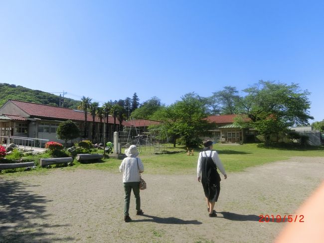 和紙の里、下里分校、見晴らしの丘。<br /><br />埼玉県飯能市に住み始めて40年近くになりますが、小川町には行ったことがありませんでした。<br />秩父にはよく行きます。<br />埼玉医科大病院がある毛呂山から越生、ときがわまではたまに行くのですが。<br />友人が熊谷を案内するからと言ったのですが今回は中間の小川町で待ち合わせをして付近を観光しました。<br />和紙の里は東秩父村ですが小川町駅から直ぐです。<br />道の駅 和紙の里ひがしちちぶと一緒になっていて無料で観光できます。<br />紙すきを見たり、藁屋根の古民家、展望台がありました。<br /><br />昼は知り合いに勧められたそば処奥沢が直ぐそばなので行ったが、<br />何とお客が多くそばが売り切れ。<br /><br />昼からは下見をしてくれた友人の案内で嵐山渓谷→駐車場がキャンプ客はバーベキュー客でいっぱいなので、<br />見晴らしの丘に行く途中、廃校になった小川小学校の下里分校により、<br />カフェで少しだべって行く。<br />見晴らし台は意外と高く遠くまで見えた。<br />子供の長いローラー型の滑り台があり子供が滑っていた。<br />ここも人は結構多かった。<br /><br />旧交を温めておニューのOutbackと言う車で毛呂駅まで送ってもらい<br />1分しかなくて駆け込みセーフ。<br />挨拶もなく分かれたので駅のホームで手を振って見送ってくれた。<br /><br />先日テレビで火野正平さんがサイクリング番組の埼玉県で<br />丁度我々が通った道を皆野町から小川町の大聖寺に行きました。<br />我々が言った小川小学校 下里分校の傍でした。<br />残念ながら我々が行ったそば処 奥沢と和紙の里は映りませんでした.