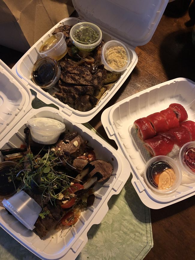 6600 Kalanianaʻole Hwy, Honolulu, HI 96825<br />ロイズ1号店、ハワイカイ タウンセンター<br />週末は、とても人気があり<br />電話で注文して 取りに行く事に<br />部屋でゆっくり頂きました。<br />お寿司や、ステーキが絶品です。<br />スモークド リブアイは、高めですが<br />2人で食べても多いぐらいです。<br />取りに行った際に、カットしますか?と<br />聞かれ お願いしました。食べやすいサイズにカット<br />有り難いです。<br />ラムチョップも絶品。