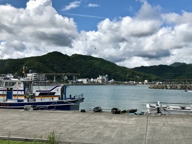 旅の3日目。この日は「敦賀駅」からJR小浜線で約1時間。<br />美しい景色に大変感動した「三方五湖」の横を通って、「小浜」（おばま）をめざします。<br /><br />「若狭おばま」は、日本海側、列島の中央に位置し、大陸や朝鮮半島、さらに京の都と深くつながる文化都市として知られています。<br />現在も130もの寺院を擁し、昔からの祭礼や芸能を伝承しているため、平成27年（2015年）4月、「海と都をつなぐ若狭の往来文化遺産群　～御食国（みけつくに）若狭と鯖街道～」として日本遺産第１号の認定を受けました（小浜市・若狭町の２市町で認定）。<br />　<br />また、若狭湾に面し、海の幸に恵まれた若狭一帯は、天皇家の食料である「御贄（みにえ）」を送る「御食国」として、都の食文化（≒和食文化）を支えてきたのだそうです。平安時代には海上交通の要地となり、大陸や朝鮮半島、日本各地から多くの文化や品物、人が流入。<br />近年、“鯖街道”と呼ばれる幾筋もの道によって都に新鮮な海産物が送られ、京都からは最新の文化が伝わり、若狭おばまに繁栄をもたらしました。<br /><br /><br />私の中ではちと古いのですが、朝の連ドラ「ちりとてちん」のヒロインが育った街としてインプットされています（笑）。<br />「あまちゃん」と同じぐらい大好きな名作の一つと今でも思うのですが、<br />あのドラマのお陰で、「おばま」の街、そして若狭塗のお箸に対するイメージがどんどんふくらんでいったように思います。そんな訳で、今回は無理矢理、「若狭おばま」を旅の日程に組み込みました（笑）。<br /><br /><br />おばまの街もお盆中の日曜日ということもあるのか、ほとんどシャッターが閉まっていて寂しい感じです（汗）。<br /><br /><br />古いお寺が多く、福井県の中でもあまり人工的な感じがしない（変なハコモノ類をあまり見かけない＝原発マネーの恩恵をほとんど受けていない印象）街だなーと思ったら、この街周辺には原発が一つもないのだそうです。<br /><br />街の中すべてを巡った訳ではないですが、敦賀市よりも小浜市の方が、素朴で大らかな「福井らしさ」が感じられて良かったです。<br /><br />