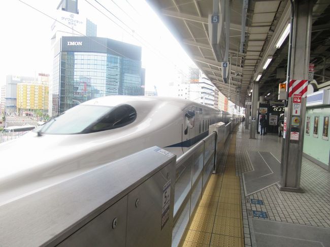 小田原からは東海道山陽新幹線のグリーン車で岡山へ向かいます。<br />数少ない小田原停車のひかり号で名古屋まで行って名古屋からのぞみ号に乗り継ぎます。<br />名古屋駅での乗り換え時間を利用してホームにあるきしめんスタンドできしめんを頂きます。
