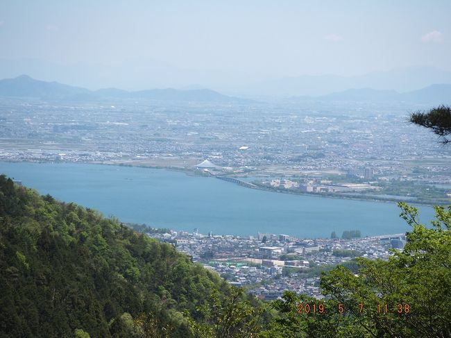 京阪六地蔵で降りて、7:00　旧道を北東に向かい醍醐寺手前で　7:30　782号線を東に向かう。その道は一応府道なのだが、車一台がやっと通るような道で、最初は簡単に通り過ぎて、醍醐寺まで行きすぎ、そこで気づいてGoogleMapで確かめた。戻って782号に入り東に向かった。その府道は女人宮前からは完全に登山道となる。しかも、その道はなかなか素敵な道で、道の両側の家々、その後は、竹林と続くが、共になかなか美しい道なのだ。その道もいよいよ険しくなり、なんとか登れるような急勾配と曲がりくねりとなる。かなり歩いて漸く横峯峠に達する。ところが、横峯地蔵を過ぎてすぐに　8:30　横峯峠となるのだが、ここからは舗装道路が北に続いていて、その舗装はかなり古びているが、車2台程度の比較的平坦な道が尾根道として続いている。更に、その途中で、山科南部と京都南部を越えて、遠くに八幡山、天王山も見通せる眺望がみられる。なお、この奇妙な尾根道はGoogleMapで、StreetViewでも見られることを帰宅後確認した。<br /><br />この広い尾根道の続くこ状況に油断してその道をたどり過ぎ、音羽山への分岐点を過ぎてしまったらしい。この分岐点も帰宅後StreetViewで確認したのだが、その時点では、道は音羽山への道に気づかぬうちに東に向かい、広大な太陽光施設に入り込んでしまった。その周囲をぐるっと回って、「ハイカーの皆さんに迷惑をかけます」との看板の所から、荒れた登山道になった。昨年の台風で倒れたと思われる多くの倒木を避けてかなり無理矢理に登っている間に、赤い鉄塔の立つ山頂に出てしまい、そこからは道はなく、あきらめて鉄塔保守用の道に沿って降りて行き、登山道らしき道を見つけて進むと、再び分岐を間違ったらしく、先に登り着いた赤い鉄塔に至った。再度戻り、荒れた登山道を進むと、漸く東海道遊歩道に至ったが、到着したのは、音羽山方向とは全く違う西千頭岳の頂上であった。北の音羽山に向かうべきが、東に向かったのだから当然のことだろう。東海道遊歩道は比較的整備されてはいたが、難路が延々と続き、パノラマ台に至り、漸く琵琶湖の南端は見えたが京都側と比叡山は全く見えなかった。そこからも更に難路が続き、しかも、便意に苦しまされた。また、余りの長時間の難路で、しかも、朝食は5:00と早かったので、エネルギーが切れてしまった。<br /><br />それでも頑張って何とか音羽山山頂に至った。11:30<br /><br />山頂の展望台からは確かに、京都東山の稲荷山を越えて向こうに京都市外がみえて、右には比叡山、琵琶湖が見えるって贅沢な眺望であった。僅かな休憩後、北へと向かい、途中、4号線**って看板が有るので、山科へとは別のルートが有るのだろうと急勾配を物ともせずに下って行った。途上、ロープがはってあるので、これは行けるだろうと思ったが、道もロープも突然急な沢の所で無くなった。この状況に力尽きて倒木に座り込み、持参した昨日の残り物をタッパに入れた飯とハヤシライスを胃に放り込み、漸く力を取り戻した。どこかでウンチをするかとも思ったが、まだ我慢できるだろうと、来た道を登って展望台まで戻った。どうも、去年の台風被害で復旧しているのは、比較的利用者が多い有名なルートだけらしい。<br /><br />展望台には、来るときには居た4人程の地元のひとは居なくなっていた。彼等は石山側から車で音羽山麓まで来て、簡単に登ってきたらしい。二組は犬連れの散歩って雰囲気で、僕のようなハイキング装備ではなかった。（かなりいい加減な装備だが少なくとも雨具と昼飯は準備している）<br /><br />山頂の標識の所に戻って大谷へのルートを確認して下りはじめた。大谷は方向としては北に有るのだが、頂上からの降口は西に向かっているのだ。その道はかなり穏やかで歩きやすく、その道がかなり続いたのだが、突然、急な階段道となり、それが延々と続いた。余りの階段に、足のすねの両側が強く痛みだして、途中からは休み休み降りて行った。情けないことだ。靴を考えねばならないかとも思った。<br /><br />漸く谷底に降りると1号線の逢坂山トンネルの山科側出口であり、階段の出口に管理区域との標識が下がっていた。東海歩道そのものは、この標識を越えることなく更に山を越えてゆくことになる。<br /><br />大谷駅に向かうには管理標識をくぐり、1号線横の、街中の道を100mほど西に進むと、京阪の大谷駅で、「なるほど、ここは、大谷だ」と思わせる地形であった。<br /><br />この駅からは、京阪が山科までで、そこから先は、地下鉄東西線が西は、3条京阪から大秦天神山へ、南は六地蔵までつづいている。3条京阪経由で枚方公園まで、730円、六地蔵経由で760円であった。往路は六地蔵まで、330円だったので、総額1060円であった。タッパ入りの昼食ってこれからは多いに使うことにする。<br /><br />とにかく、足の痛くなった一日だったが、翌日には痛みは薄れた。ありがたいことに、この痛みは一時的なようであった。<br />
