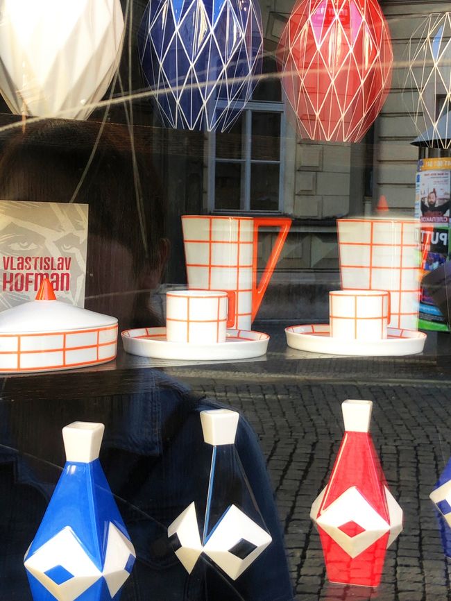 家族4人でオーストリア・チェコ・イタリアを2週間旅してきました。<br />残念ながら、旅の途中で父親がパスポート盗難にあったため、後半は我が家初の姉妹旅行となりました。<br /><br />4/17 - 4/20 ①オーストリア・ウィーン<br />4/21 - 4/22 ②チェコ・プラハ★ここでパスポート盗難<br />4/23 - 4/25 ③イタリア・ローマ/ナポリ<br />4/26 - 4/27 ④イタリア・アマルフィ<br />4/27 - 4/28 ⑤オーストリア・ウィーン