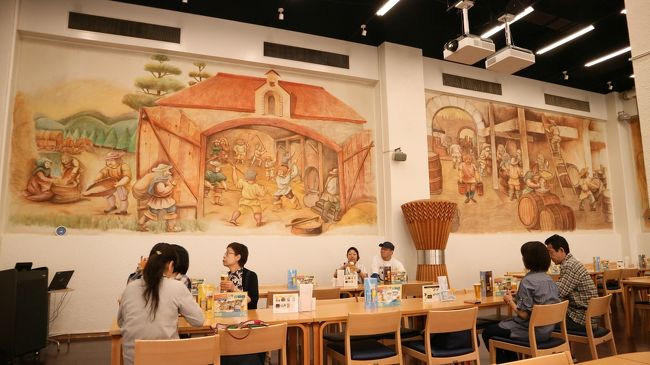 東京府中市にあるサントリービールの工場見学が出来るのを知り<br />見学コースにはガイドツアー(所要時間70分)とザ・プレミアム・モルツ講座<br />(約90分)の2コースが有りますがガイドツアーは大体毎日開催されているので<br />インターネットで予約して参加して来ました。<br />工場までは分倍河原からシャトルバスが有り約10分、徒歩では府中本町から<br />15分位で行けます。<br /><br />